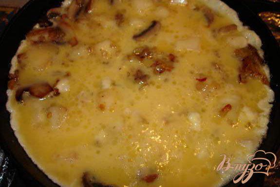 Фото приготовление рецепта: Запеченный омлет с беконом,грибами и сыром шаг №7