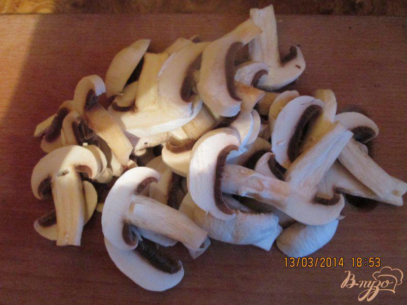 Фото приготовление рецепта: Запеченная картошка с грибами и мясом шаг №2