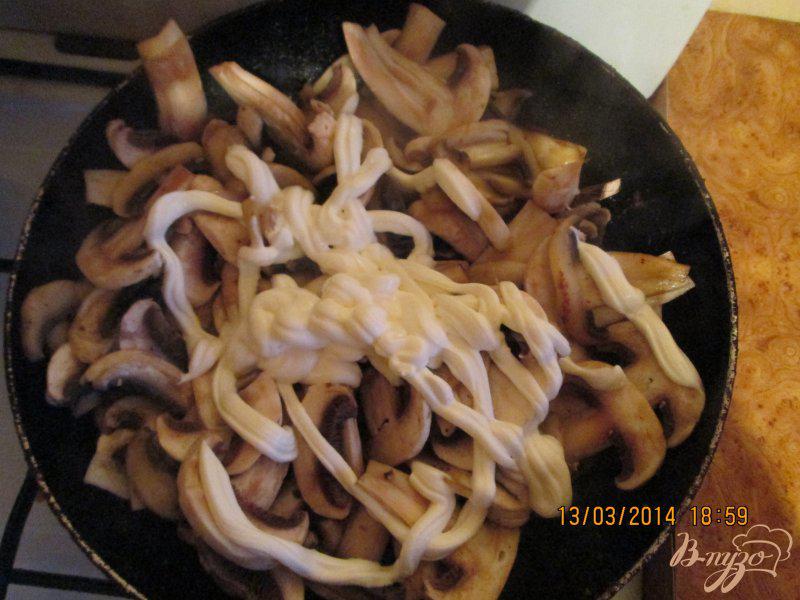 Фото приготовление рецепта: Запеченная картошка с грибами и мясом шаг №3