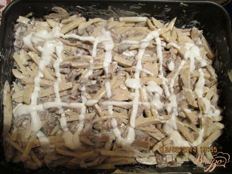 Фото приготовление рецепта: Запеченная картошка с грибами и мясом шаг №5