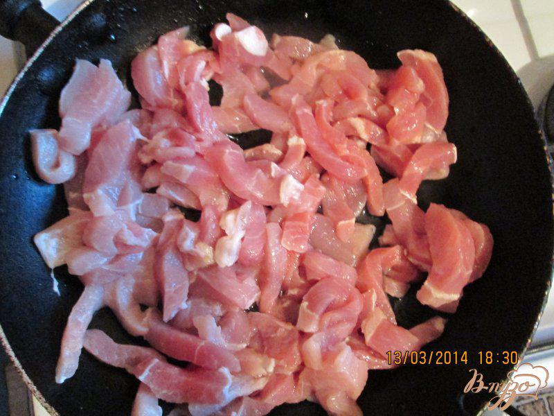 Фото приготовление рецепта: Запеченная картошка с грибами и мясом шаг №1