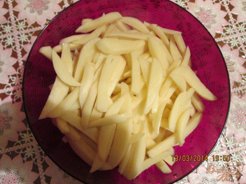 Фото приготовление рецепта: Запеченная картошка с грибами и мясом шаг №4