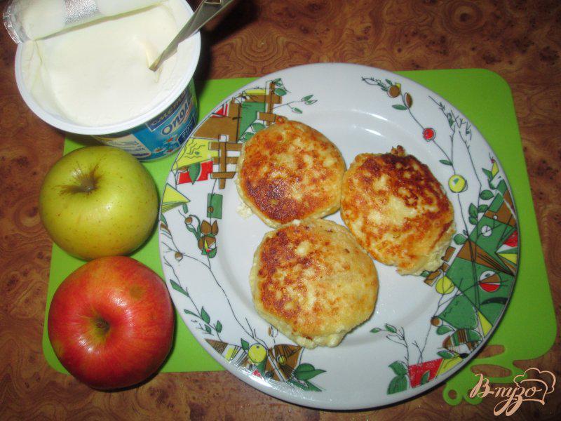 Фото приготовление рецепта: Сырники с яблоками шаг №9