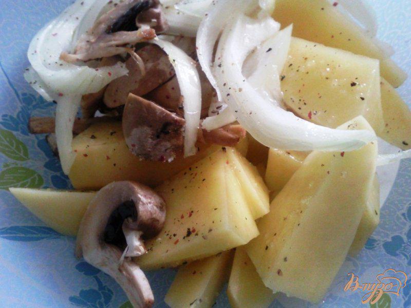 Фото приготовление рецепта: Запеченный картофель с грибами и луком шаг №1