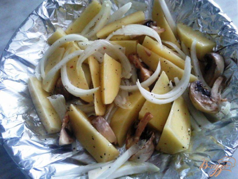 Фото приготовление рецепта: Запеченный картофель с грибами и луком шаг №2
