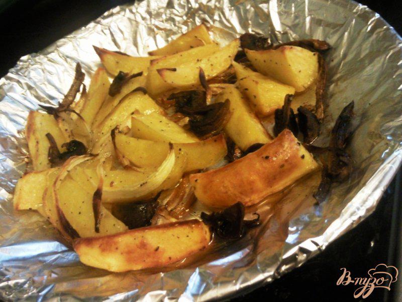Фото приготовление рецепта: Запеченный картофель с грибами и луком шаг №3