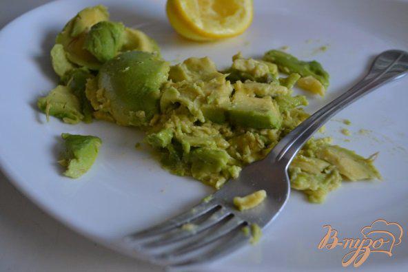 Фото приготовление рецепта: Закуска из авокадо с рыбой шаг №4