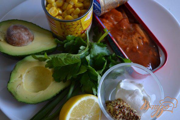 Фото приготовление рецепта: Закуска из авокадо с рыбой шаг №1