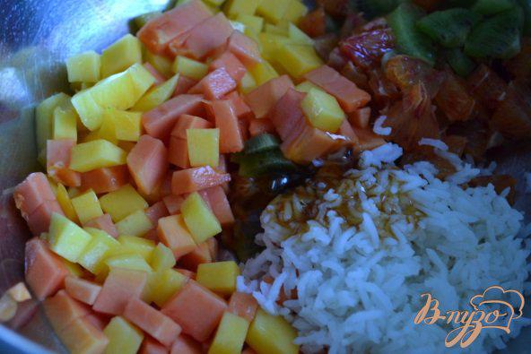 Фото приготовление рецепта: Фруктовый салат с рисом шаг №4
