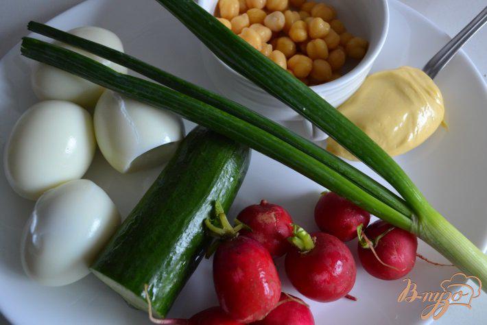 Фото приготовление рецепта: Яичный салат со свежим огурцом и редисом шаг №1