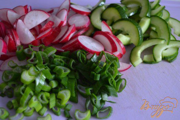 Фото приготовление рецепта: Яичный салат со свежим огурцом и редисом шаг №2
