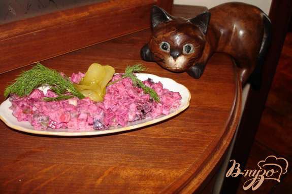 Фото приготовление рецепта: Салат из свеклы с черносливом, огурцом и луком шаг №3