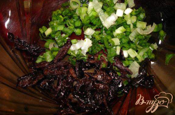 Фото приготовление рецепта: Салат из свеклы с черносливом, огурцом и луком шаг №1