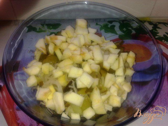 Фото приготовление рецепта: Картофельный салат с яблоком шаг №8