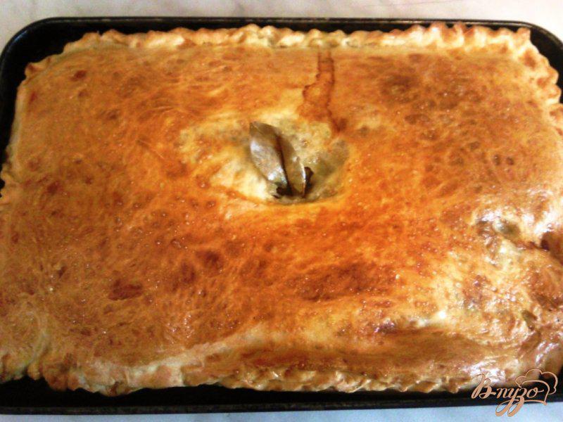 Фото приготовление рецепта: Мясной пирог с грибами и картофелем шаг №5