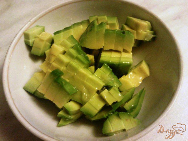 Фото приготовление рецепта: Салат с авокадо и форелью шаг №1