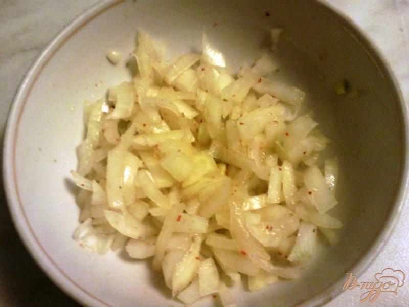 Фото приготовление рецепта: Салат с авокадо и форелью шаг №2