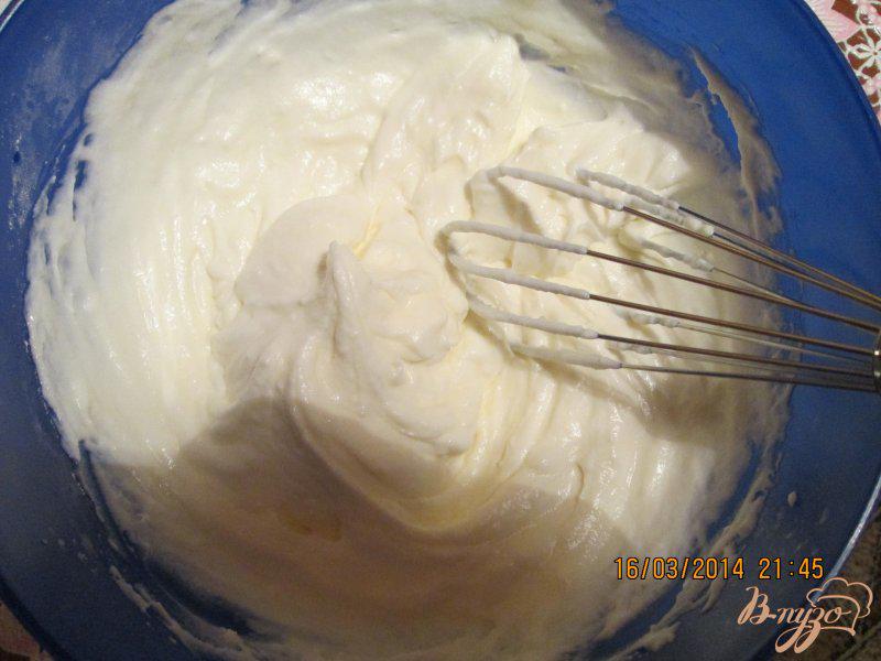 Фото приготовление рецепта: Бисквитный торт с сметаным кремом шаг №9