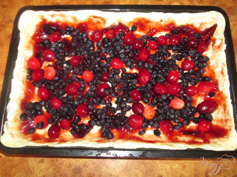 Фото приготовление рецепта: Пирог с клюквой и черникой шаг №4