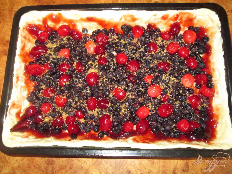 Фото приготовление рецепта: Пирог с клюквой и черникой шаг №5