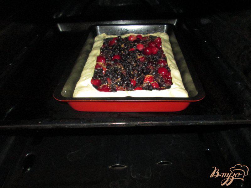 Фото приготовление рецепта: Пирог с клюквой и черникой шаг №7