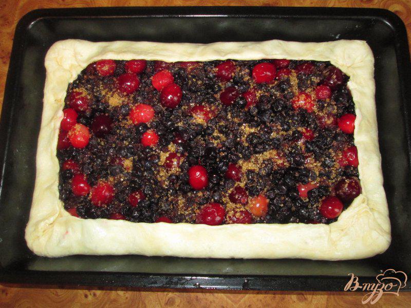 Фото приготовление рецепта: Пирог с клюквой и черникой шаг №6