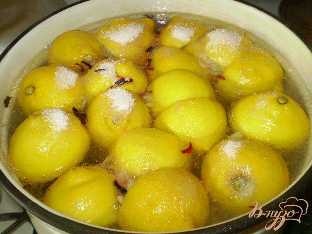 Фото приготовление рецепта: Лимонный компот с суданской розой шаг №2