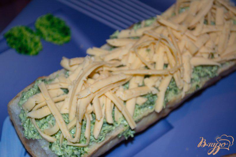 Фото приготовление рецепта: Гренки с сыром и зеленью шаг №4