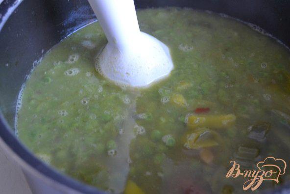 Фото приготовление рецепта: Суп-пюре из горошка с каштанами шаг №4