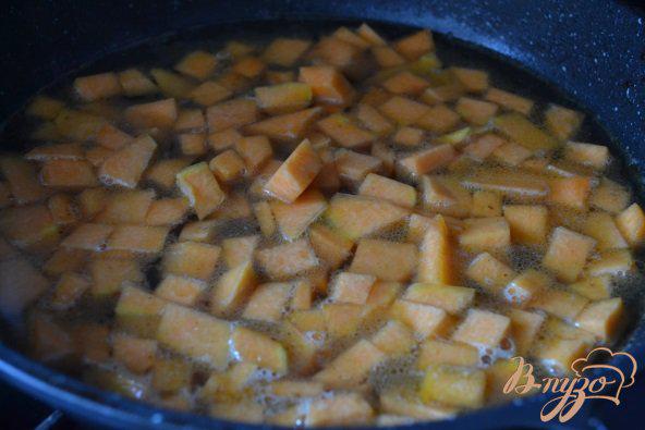 Фото приготовление рецепта: Мясные шарики в сырно-тыквенном соусе шаг №4