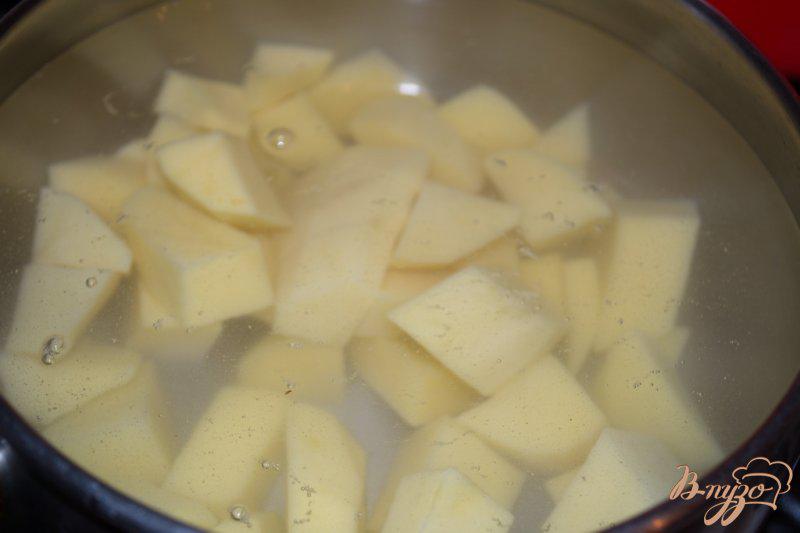 Фото приготовление рецепта: Картофельный суп-пюре с курицей и зеленью шаг №1