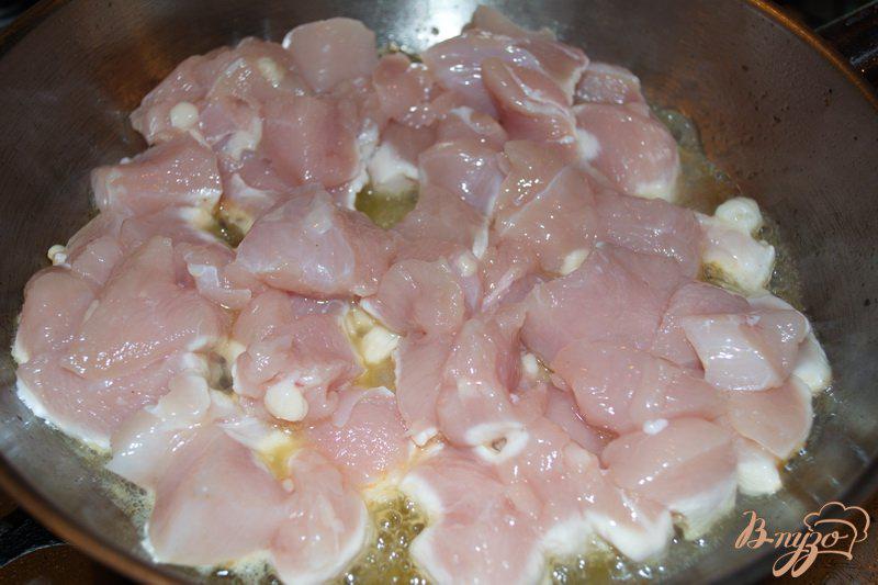 Фото приготовление рецепта: Курица тушеная в сливках со шпинатом шаг №2
