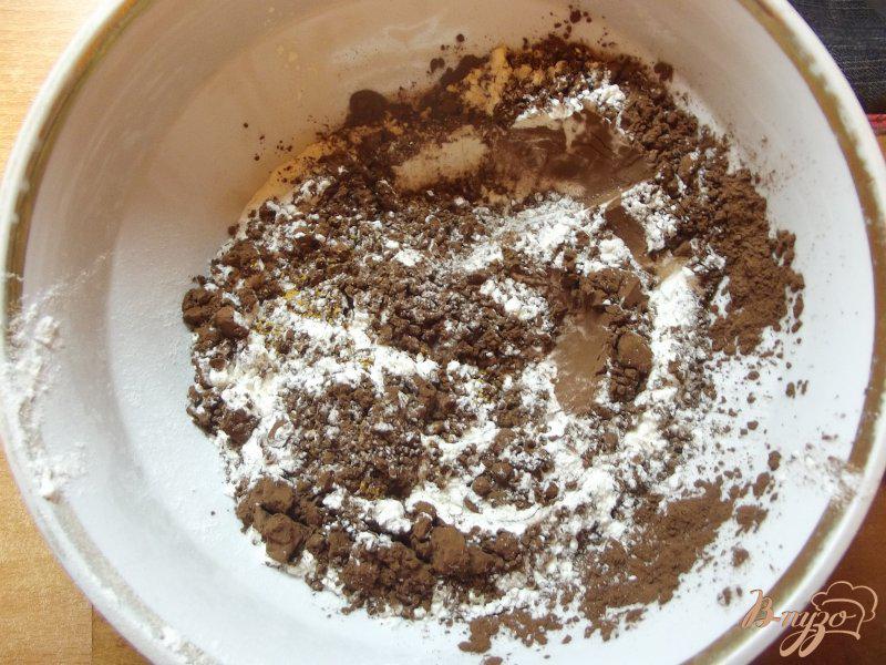 Фото приготовление рецепта: Шоколадные брауни с изюмом шаг №2