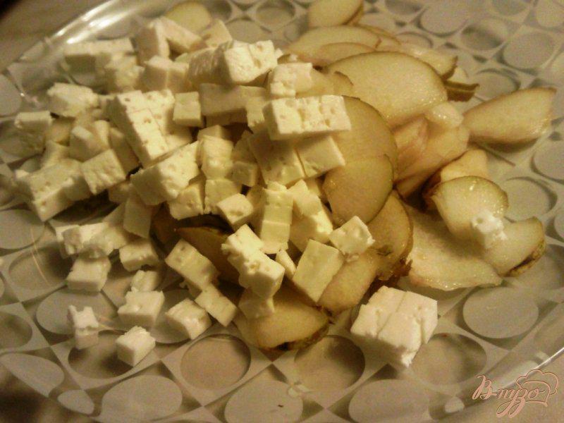 Фото приготовление рецепта: Салат  из груши и брынзы шаг №2