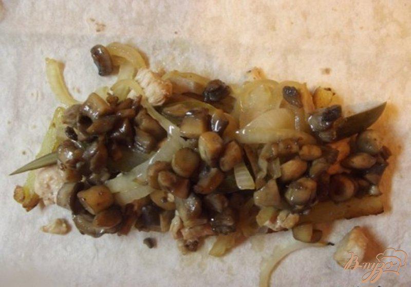 Фото приготовление рецепта: Куриная шаурма с картофелем и грибами шаг №7