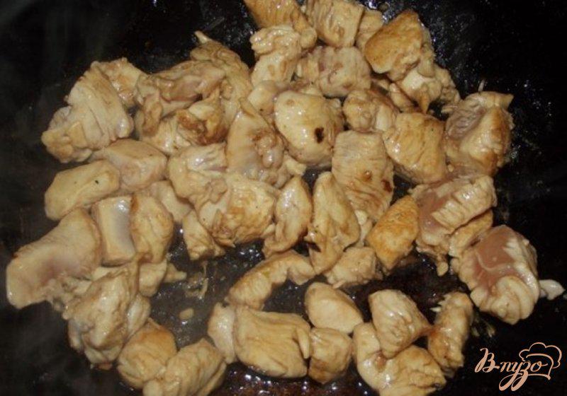 Фото приготовление рецепта: Куриная шаурма с картофелем и грибами шаг №3