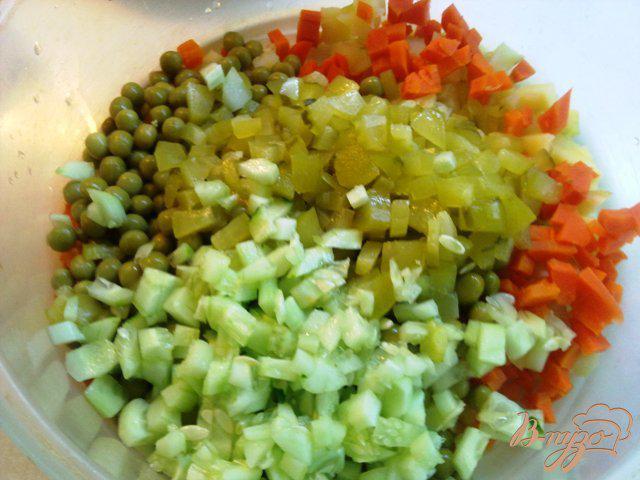 Фото приготовление рецепта: Салат с раковыми шейками шаг №4