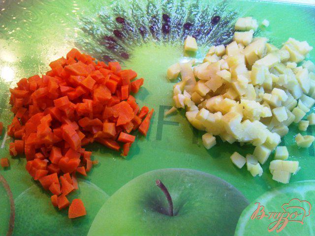 Фото приготовление рецепта: Салат с раковыми шейками шаг №1