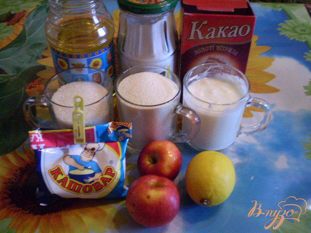 Фото приготовление рецепта: Манник с какао и яблоками шаг №1