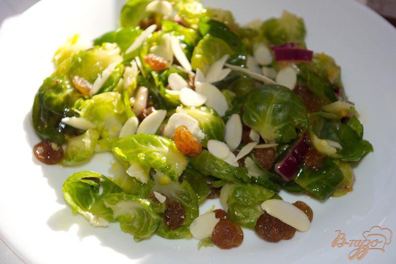 Фото приготовление рецепта: Салат с брюссельской капустой и изюмом шаг №4