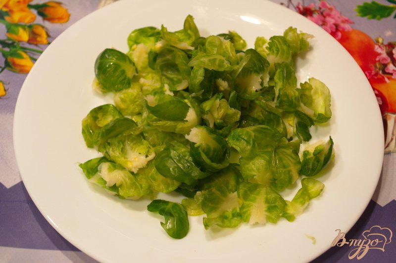 Фото приготовление рецепта: Салат с брюссельской капустой и изюмом шаг №1