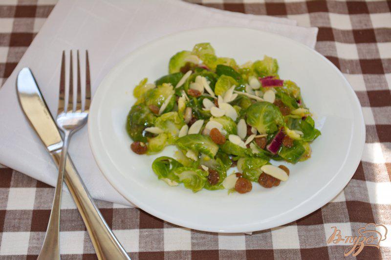 Фото приготовление рецепта: Салат с брюссельской капустой и изюмом шаг №5