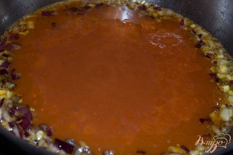 Фото приготовление рецепта: Паста в томатном соусе шаг №4
