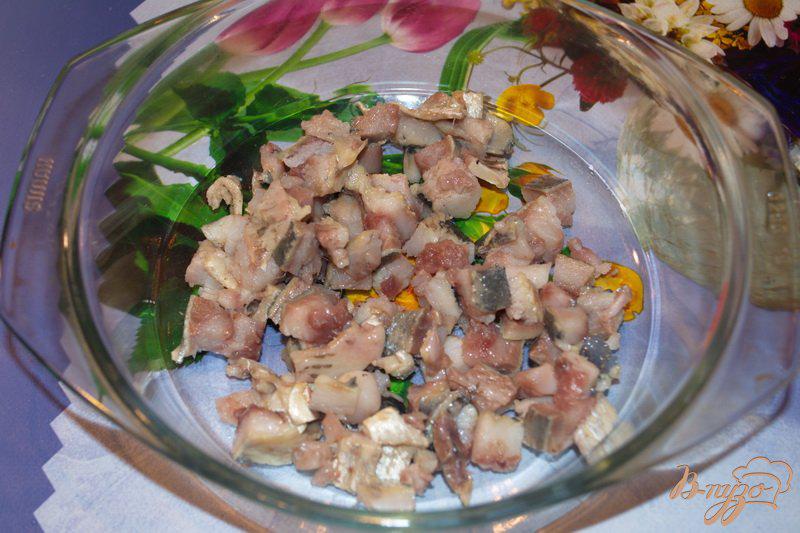 Фото приготовление рецепта: Салат с селедкой и яблоком шаг №1