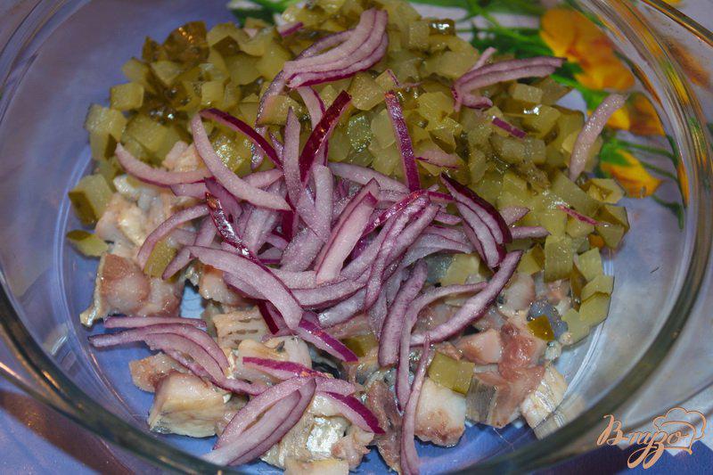 Фото приготовление рецепта: Салат с селедкой и яблоком шаг №2