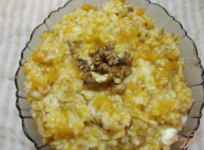 Фото приготовление рецепта: Медовый рис с тыквой и орехами шаг №7