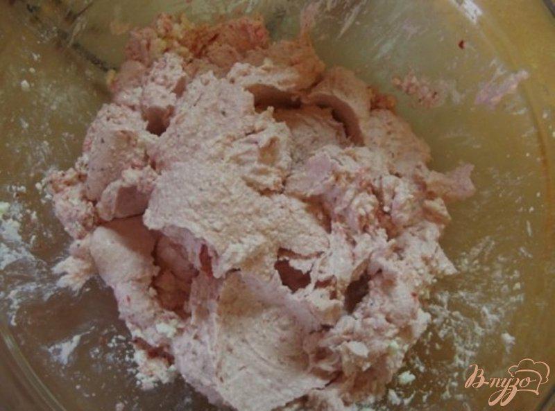 Фото приготовление рецепта: Творожные кексы с клубникой шаг №4