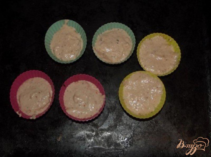 Фото приготовление рецепта: Творожные кексы с клубникой шаг №5