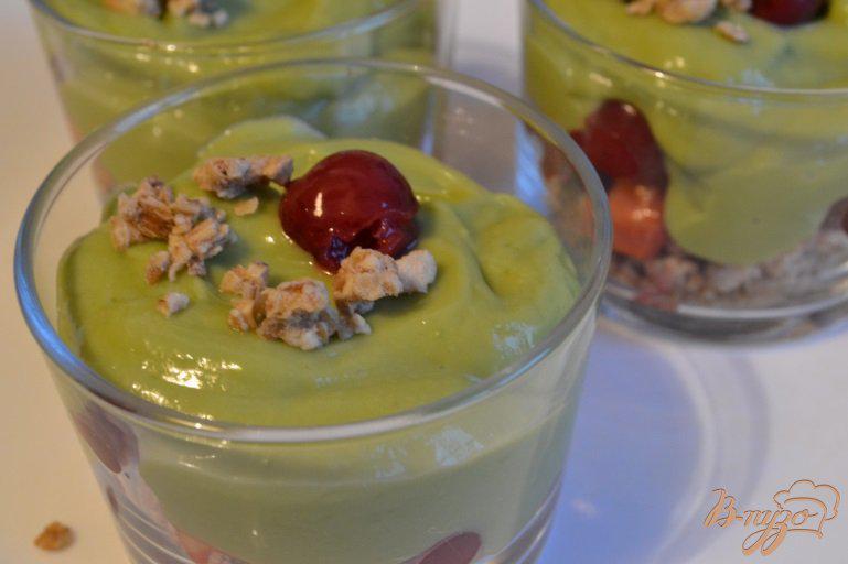 Фото приготовление рецепта: Десерт с кремом из авокадо и лимонным курдом шаг №5
