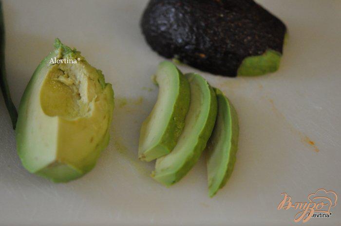 Фото приготовление рецепта: Тунец с авокадо и каперсами шаг №1